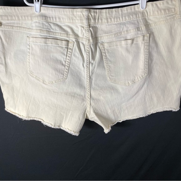 Torrid Cream Distressed Cut Off Raw Hem
Shorts Size 26 - Picture 4 of 11
